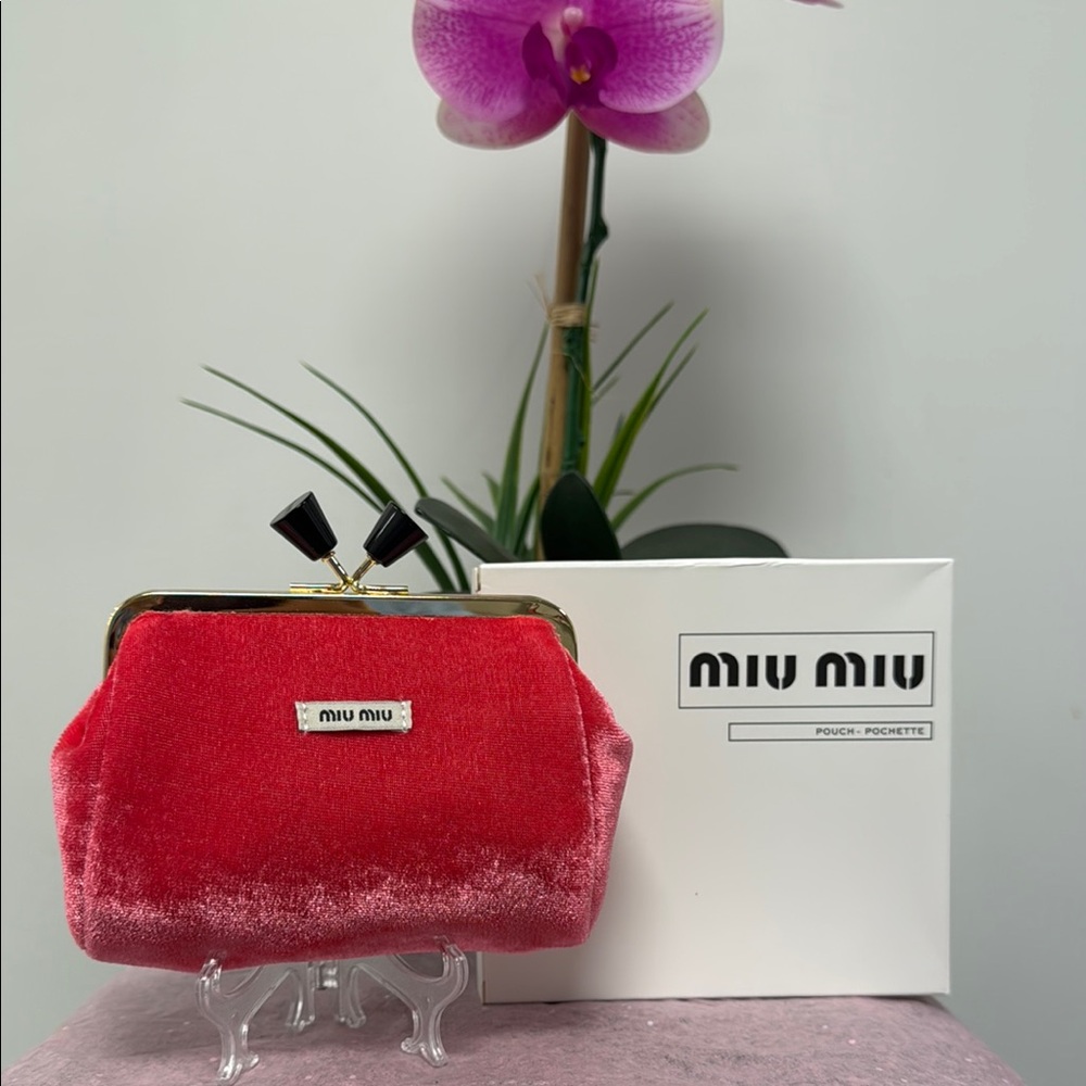 - Miu Miu Red Clutch parfum Kisslock pouch with Plush Texture